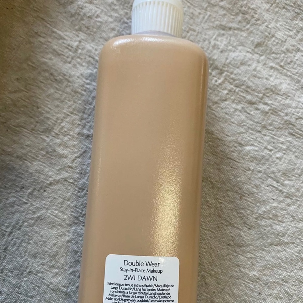 6.7 Estée Lauder Double Wear Foundation Dawn 2w1